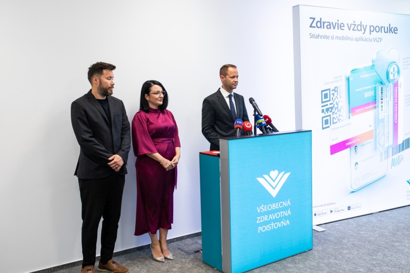 Z ľava: tlmočník do&nbsp;posunkovej reči, JUDr. Denisa Slivková, Ing. Matúš Jurových, PhD. 